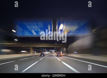 Hamburg, Deutschland. 05. September 2022. Autos fahren auf der Autobahn A7 nach Norden. Kredit: Marcus Brandt/dpa/Alamy Live Nachrichten Stockfoto