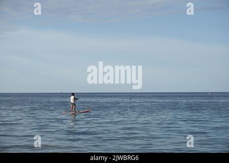 Bali, Indonesien - 25. Februar 2019 : Einheimische und Touristen genießen den wunderschönen Amed Beach in karangasem, Bali. Stockfoto