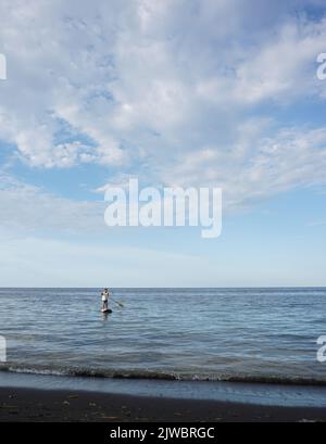 Bali, Indonesien - 25. Februar 2019 : Einheimische und Touristen genießen den wunderschönen Amed Beach in karangasem, Bali. Stockfoto