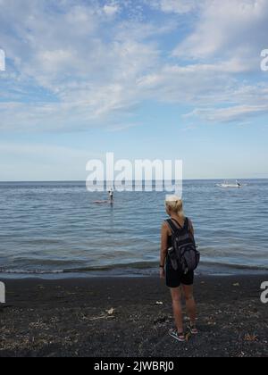 Bali, Indonesien - 25. Februar 2019 : Einheimische und Touristen genießen den wunderschönen Amed Beach in karangasem, Bali. Stockfoto