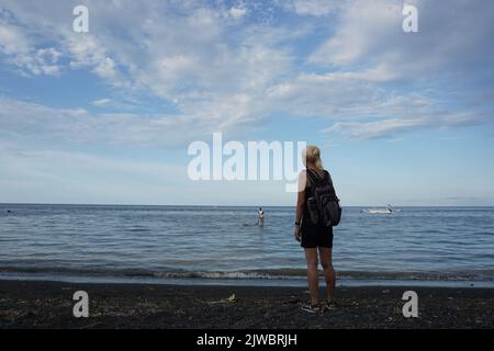 Bali, Indonesien - 25. Februar 2019 : Einheimische und Touristen genießen den wunderschönen Amed Beach in karangasem, Bali. Stockfoto