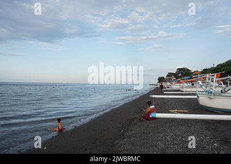 Bali, Indonesien - 25. Februar 2019 : Einheimische und Touristen genießen den wunderschönen Amed Beach in karangasem, Bali. Stockfoto