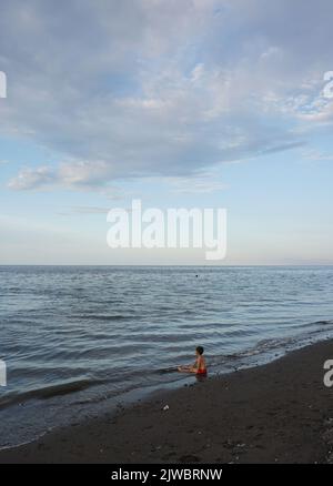 Bali, Indonesien - 25. Februar 2019 : Einheimische und Touristen genießen den wunderschönen Amed Beach in karangasem, Bali. Stockfoto