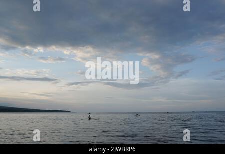 Bali, Indonesien - 25. Februar 2019 : Einheimische und Touristen genießen den wunderschönen Amed Beach in karangasem, Bali. Stockfoto