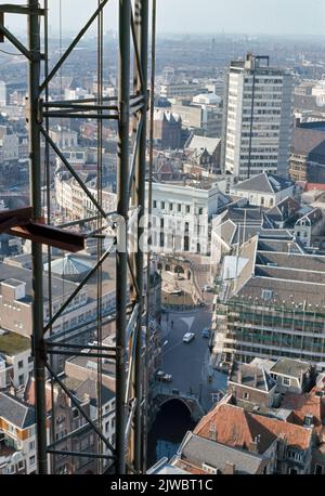 Überblick über einen Teil des Stadtzentrums von Utrecht, vom Domturm nach Nordwesten; im Vordergrund ein Teil eines Bauaufzugs und rechts der Neudeflat. Stockfoto