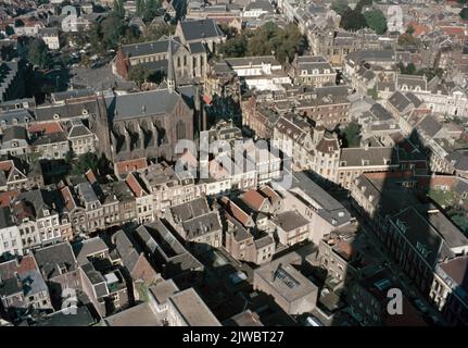 Überblick über den nördlichen Teil des Stadtzentrums von Utrecht, vom Domturm aus; im Vordergrund der Oudkerkhof und die Korte Jansstraat. Stockfoto