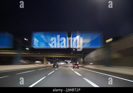 Hamburg, Deutschland. 05. September 2022. Autos fahren auf der Autobahn A7 nach Norden. Kredit: Marcus Brandt/dpa/Alamy Live Nachrichten Stockfoto