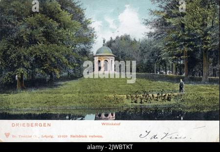 Blick über den Teich auf der Kuppel im Willinkshof Park in Rijsenburg. N.B. später wurde der Name Willinkshof in Beerschoten-Willinkshof geändert. Die Gemeinden Driebergen und Rijsenburg wurden am 1. Mai 1931 in die Gemeinde Driebergen-Rijsenburg zusammengeführt. Stockfoto
