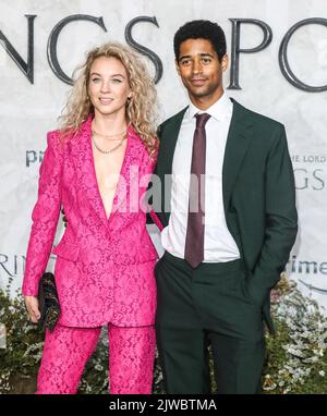 London, Großbritannien. 30. August 2022. (L-R) Mona Godfrey und Alfred Enoch haben bei der Weltpremiere von „der Herr der Ringe: Die Ringe der Macht“ im Leicester Square Gardens in London gesehen. Kredit: SOPA Images Limited/Alamy Live Nachrichten Stockfoto