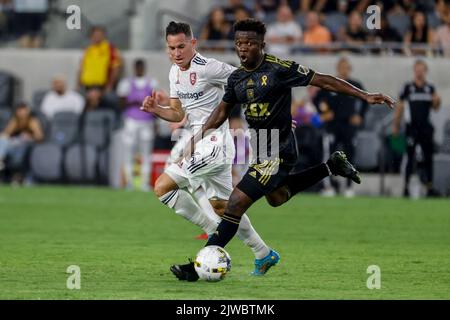 Los Angeles, Kalifornien, USA. 4. September 2022. Los Angeles FC Stürmer Kwadwo Opoku (22) und Real Salt Lake Verteidiger Bryan Oviedo (36) während eines MLS Fußballspiel am Sonntag, 4. September 2022, in Los Angeles. (Bild: © Ringo Chiu/ZUMA Press Wire) Stockfoto