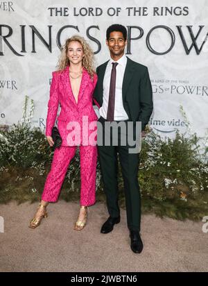 London, Großbritannien. 30. August 2022. (L-R) Mona Godfrey und Alfred Enoch haben bei der Weltpremiere von „der Herr der Ringe: Die Ringe der Macht“ im Leicester Square Gardens in London gesehen. Kredit: SOPA Images Limited/Alamy Live Nachrichten Stockfoto