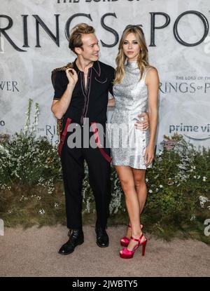 London, Großbritannien. 30. August 2022. (L-R) werden Fletcher und Hermine Corfield bei der Weltpremiere von „der Herr der Ringe: Die Ringe der Macht“ im Leicester Square Gardens in London gesehen haben. Kredit: SOPA Images Limited/Alamy Live Nachrichten Stockfoto