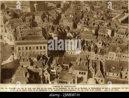 Überblick über einen Teil der Stadt Utrecht; vom Domturm (Domplein); mit dem westlichen Teil des Stadtzentrums, dem Rathaus (Stadhuisbrug), dem Hauptpostamt an der Neude und im Vordergrund die Häuser auf beiden Seiten des Oudkerkhofs. Stockfoto
