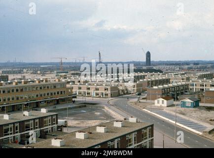 Überblick über den südlichen Teil des Bezirks Overvecht in Utrecht; im Vordergrund das Einkaufszentrum am Wolgadreef. Stockfoto