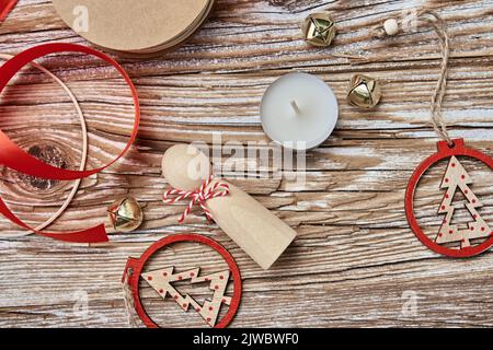 Weihnachtliche Komposition mit handgefertigtem Spielzeug auf Holzhintergrund, flaches Lay Stockfoto