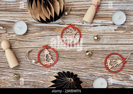 Weihnachtliche Komposition mit handgefertigtem Spielzeug auf Holzhintergrund, flaches Lay Stockfoto