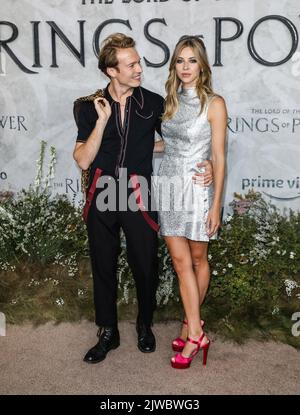 London, Großbritannien. 30. August 2022. (L-R) werden Fletcher und Hermine Corfield bei der Weltpremiere von „der Herr der Ringe: Die Ringe der Macht“ im Leicester Square Gardens in London gesehen haben. (Foto von Brett Cove/SOPA Images/Sipa USA) Quelle: SIPA USA/Alamy Live News Stockfoto