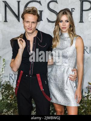 London, Großbritannien. 30. August 2022. (L-R) werden Fletcher und Hermine Corfield bei der Weltpremiere von „der Herr der Ringe: Die Ringe der Macht“ im Leicester Square Gardens in London gesehen haben. (Foto von Brett Cove/SOPA Images/Sipa USA) Quelle: SIPA USA/Alamy Live News Stockfoto