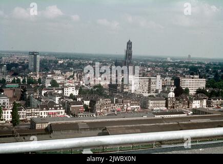 Überblick über den Stationswijk und den westlichen Teil des Stadtzentrums von Utrecht; im Vordergrund die N.S. Station Utrecht et al. Stockfoto