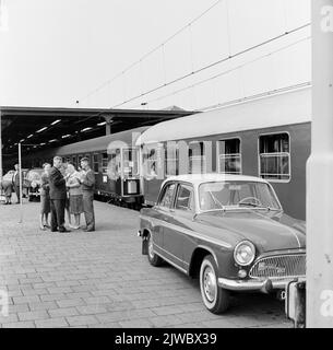 Bild von Reisenden und Autos für den Schlafzug auf dem Bahnsteig des N.S. Bahnhofs Amsterdam Amstel in Amsterdam. Stockfoto