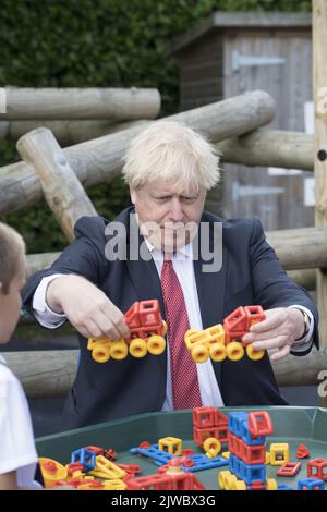 Datei-Foto vom 20/07/20 von Premierminister Boris Johnson, der während eines Besuchs der Discovery School in West Malling, Kent, mit Bauspielzeug spielt. Entweder Liz Truss oder Rishi Sunak werden am Montagnachmittag zum neuen Vorsitzenden der Konservativen Partei und Nachfolger von Premierminister Boris Johnson erklärt. Der kommende Premierminister wird vor einer Reihe von Herausforderungen stehen, darunter eine Energiekrise, eine rasant steigende Inflation, weitere Streikmaßnahmen und den anhaltenden Krieg in der Ukraine.Ausgabedatum: Montag, 5. September 2022. Stockfoto