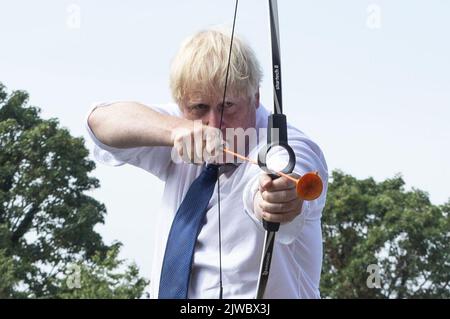 File photo dated 10/08/2020 of Prime Minister Boris Johnson nimmt am Bogenschießen während eines Besuchs des Premier Education Summer Camp in Sacred Heart of Mary Girl's School, Upminster in Essex Teil. Entweder Liz Truss oder Rishi Sunak werden am Montagnachmittag zum neuen Vorsitzenden der Konservativen Partei und Nachfolger von Premierminister Boris Johnson erklärt. Der kommende Premierminister wird vor einer Reihe von Herausforderungen stehen, darunter eine Energiekrise, eine rasant steigende Inflation, weitere Streikmaßnahmen und den anhaltenden Krieg in der Ukraine.Ausgabedatum: Montag, 5. September 2022. Stockfoto