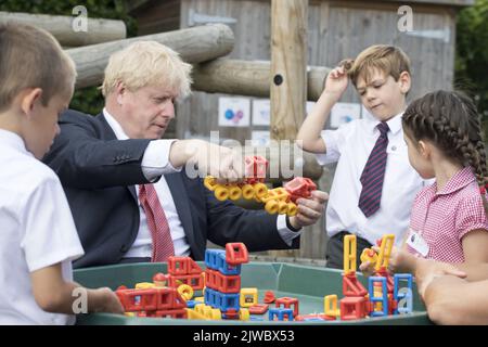 Datei-Foto vom 20/07/20 von Premierminister Boris Johnson, der sich bei einem Besuch der Discovery School in West Malling, Kent, mit Kindern zusammenschließt, die mit Bauspielzeug spielen. Entweder Liz Truss oder Rishi Sunak werden am Montagnachmittag zum neuen Vorsitzenden der Konservativen Partei und Nachfolger von Premierminister Boris Johnson erklärt. Der kommende Premierminister wird vor einer Reihe von Herausforderungen stehen, darunter eine Energiekrise, eine rasant steigende Inflation, weitere Streikmaßnahmen und den anhaltenden Krieg in der Ukraine.Ausgabedatum: Montag, 5. September 2022. Stockfoto