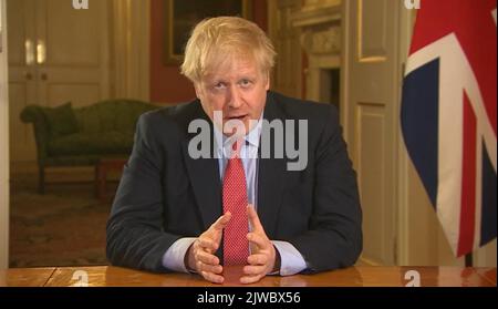 Datei-Bildschirmabbild vom 23/03/20 von Premierminister Boris Johnson an die Nation von 10 Downing Street, London, als er das Vereinigte Königreich in die Sperre setzte, als die Regierung versuchte, die Ausbreitung des Coronavirus zu stoppen (COVID-19). Entweder Liz Truss oder Rishi Sunak werden am Montagnachmittag zum neuen Vorsitzenden der Konservativen Partei und Nachfolger von Premierminister Boris Johnson erklärt. Der kommende Premierminister wird vor einer Reihe von Herausforderungen stehen, darunter eine Energiekrise, eine rasant steigende Inflation, weitere Streikmaßnahmen und den anhaltenden Krieg in der Ukraine.Ausgabedatum: Montag, 5. September 2022. Stockfoto