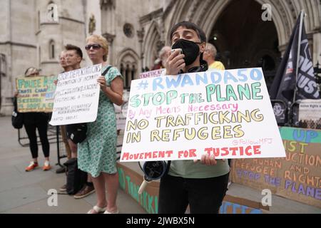 Aktenfoto vom 13/06/22 von Demonstranten vor dem High Court in London. Eine Klage vor dem Obersten Gerichtshof gegen den Plan der Regierung, einige Asylbewerber nach Ruanda abzuschieben, soll beginnen. Im April unterzeichnete Innenministerin Priti Patel ein, was sie als „Weltfirst-Abkommen“ mit Ruanda bezeichnete, um Migranten von der Überquerung des Kanals abzuhalten. Der erste Abschiebeflug, der am 14. Juni starten sollte, wurde jedoch von einer Reihe rechtlicher Herausforderungen begleitet. Ausgabedatum: Montag, 5. September 2022. Stockfoto