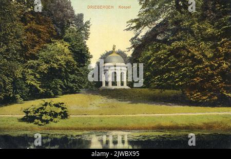 Blick über den Teich auf der Kuppel im Willinkshof Park in Rijsenburg. N.B. später wurde der Name Willinkshof in Beerschoten-Willinkshof geändert. Die Gemeinden Driebergen und Rijsenburg wurden am 1. Mai 1931 in die Gemeinde Driebergen-Rijsenburg zusammengeführt. Stockfoto
