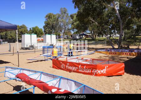 Zwei Personen, die Schlauchboote in Vorbereitung auf die Henly-on-Todd Regatta 2022 in Alice Springs zusammenbauen Stockfoto