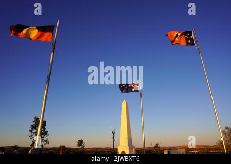 Unterging Sun Illuminating the Flags on ANZAC Hill, Alice Springs Stockfoto