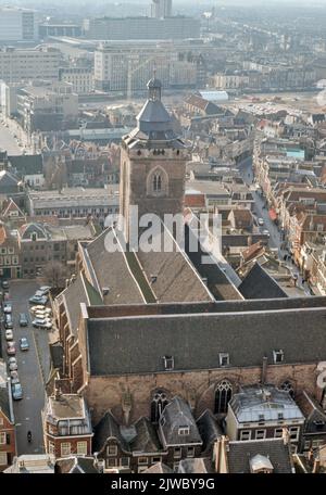 Überblick über den westlichen Teil des Stadtzentrums von Utrecht, vom Domturm aus; im Vordergrund De Buurkerk (Buurkerkhof) und der Steenweg auf der rechten Seite. Stockfoto