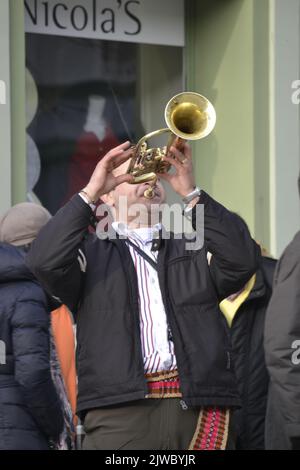 Novi Sad, Serbien - 31. Dezember 2012: Trompeter in der Stadt vor dem neuen Jahr. Trompeter in der Stadt vor dem neuen Jahr unterhalten ihre Mitstreiter CI Stockfoto