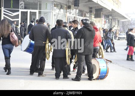 Novi Sad, Serbien - 31. Dezember 2012: Trompeter in der Stadt vor dem neuen Jahr. Trompeter in der Stadt vor dem neuen Jahr unterhalten ihre Mitstreiter CI Stockfoto