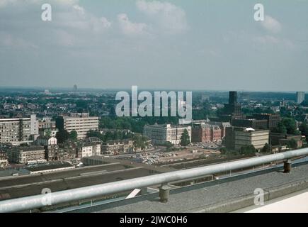 Überblick über den südöstlichen Teil des Stadtzentrums von Utrecht, vom Hauptgebäude III der Niederländischen Eisenbahnen; im Vordergrund der Moralsepark. Stockfoto