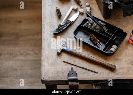 Set von Werkzeugen für die Reinigung und Reparatur von Waffen in der Werkstatt Stockfoto