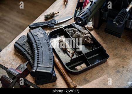 Set von Werkzeugen für die Reinigung und Reparatur von Waffen in der Werkstatt Stockfoto
