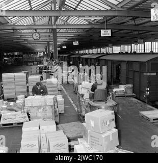 Innenraum des Warenschuhs der N.S. in Utrecht, während Van Gend & Loos einen Zug mit Stückgut beladen hat. Stockfoto