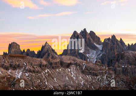 Blick auf die Berglandschaft bei Sonnenuntergang in den dolomiten Stockfoto