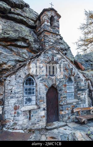 Kapelle in einer Höhle an einer Felswand Stockfoto