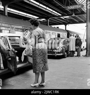 Bild von Reisenden und Autos für den Schlafzug auf dem Bahnsteig des N.S. Bahnhofs Amsterdam Amstel in Amsterdam. Stockfoto