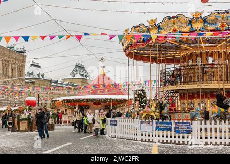 Moskau, Russland - 15. Dezember 2021: Weihnachtsschmuck auf dem Roten Platz in Moskau. Winterurlaub Postkarte vom Roten Platz am Abend. Moskauer See Stockfoto