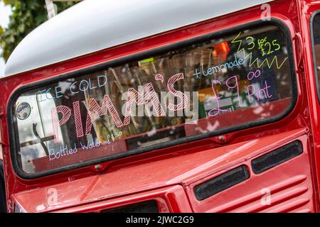 Red Pimm's Mobile Catering Bars, Vintage Bar Box Pimms Hire Food Truck Catering, Catering Buffet, Food Trucks im Victoria Park Southport, Großbritannien Stockfoto