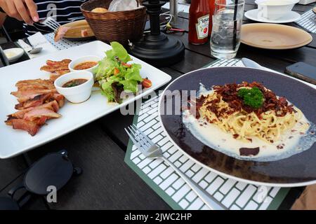 Nahaufnahme der Carbonara-Pasta mit knusprigem Speck Stockfoto