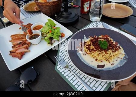 Nahaufnahme der Carbonara-Pasta mit knusprigem Speck Stockfoto