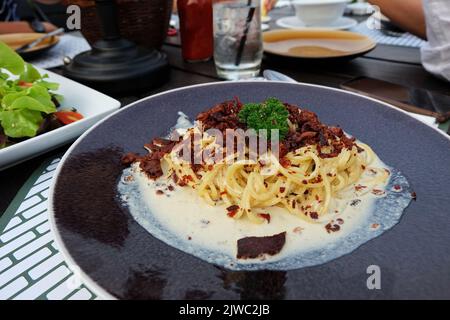 Nahaufnahme der Carbonara-Pasta mit knusprigem Speck Stockfoto