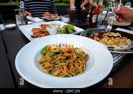 Nahaufnahme von Spaghetti mit Meeresfrüchten in Knoblauch- und Chilisauce Stockfoto