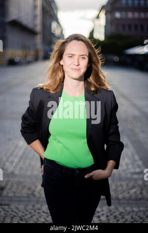 Berlin, Deutschland. 02. September 2022. Emily Cox, Schauspielerin, steht während einer Fotosession mit der Deutschen Presseagentur am Gendarmenmarkt. Emily Cox spielt die Hauptrolle im Film 'Steirerstern'. Die erste Ausstrahlung des Films ist für den 20. September 2022 auf dem ORF geplant, während er am 24. September 2022 auf Ersten zu sehen ist. Quelle: Christoph Soeder/dpa/Alamy Live News Stockfoto