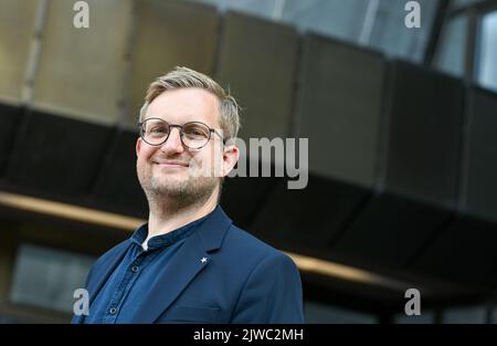 Berlin, Deutschland. 08. August 2022. Tim Florian Horn, Vorstand und Direktor des Archenhold Observatoriums und des Zeiss Large Planetariums, steht vor dem Zeiss Large Planetarium Prenzlauer Berg. Quelle: Jens Kalaene/dpa/Alamy Live News Stockfoto